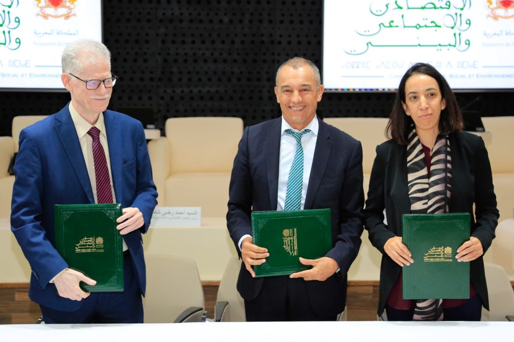 Le Conseil Économique Social et Environnemental a tenu, le 30 mars 2023, la 144e session ordinaire de son Assemblée Générale, présidée par Ahmed Réda Chami.
Cette session a été marquée par la signature d’une convention de coopération et de partenariat entre le CESE, la Direction Générale des Collectivités Territoriales et l’Association Régions du Maroc.
Cette convention vise à établir un cadre général de référence de coopération, de partenariat, de concertation, de coordination et de partage d'expériences afin d'accompagner le travail des régions, et de leur permettre d’accoître leurs performances en matière de consolidation des valeurs de démocratie participative  ainsi que dans la gestion des affaires régionales et des projets de développement régional durable.
S’exprimant à cette occasion, M. Chami a déclaré que la signature de cet accord marque l'aboutissement d'années de coopération et de travail conjoint entre les trois parties et devrait renforcer une interaction positive et fructueuse entre elles.
Mme Bouaïda, Présidente de l'Association des Régions du Maroc, a affirmé que cette coopération permettra de dynamiser les travaux des instances consultatives créées au sein des conseils régionaux à travers des activités de renforcement des capacités, de formation et d’accompagnement.
Pour sa part, M. Al Jabri, Gouverneur et représentant de la Direction Générale des Collectivités Territoriales, a estimé que cet accord est une concrétisation de la convergence entre les trois institutions, qui partagent un objectif commun consistant à faire avancer les valeurs de participation contribution à la démocratie et à la citoyenneté.
En vertu de cet accord, la coopération entre les parties comprendra l'organisation d'activités, dans le but d'appuyer et d'accompagner les conseils régionaux et leurs mécanismes de dialogue et de consultation crées pour partager les expériences et les bonnes pratiques dans le domaine de la consultation institutionnelle et de l'approche participative, et échange de bonnes pratiques liées notamment à l'inclusion des droits économiques, sociaux, culturels et environnementaux dans le processus d'élaboration et de suivi des politiques de développement.
Dans le cadre de cet accord, les régions seront également soutenues pour mettre en œuvre des approches participatives pour traiter les questions économiques, sociaux et environnementaux régionaux.
Cet accord comprend également demander au du Conseil, dans le cadre de son mécanisme d'auto-saisine, à réaliser des études portant sur les questions et sujets liés à la régionalisation avancée, aux question d’intérêt communs entre les régions et au développement régional durable, ainsi qu'à la mise en œuvre des mécanismes de la démocratie participative. mécanismes, et leur accorder une importance particulière dans le plan d’actions du Conseil, dans le cadre du respect des dispositions de la loi organique relative au Conseil et à son règlement interne.
Cette session a également vu une présentation par M. Bachir Rachdi, Président de l'Autorité Nationale pour l'Intégrité, la Prévention et la Lutte contre la Corruption, sur « La réalité de la corruption au Maroc et les perspectives pour l’enrayer ».
Dans son introduction, M. Rachdi a souligné que la corruption est l'un des principaux obstacles qui empêche de libérer les énergies et de permettre aux pays de parvenir à un développement résilient, intégré et durable.
Et d’ajouter que l’instance est parvenue à la conviction de la nécessité de passer à une nouvelle ère de prévention et de lutte contre la corruption dans notre pays en adoptant des orientations stratégiques ambitieuses et audacieuses dans ce domaine, qui jouissent de crédibilité et se caractérisent par l'intégration , la convergence et l'homogénéité entre toutes ses dimensions et axes de téléchargement, et la coopération entre les acteurs de son activation.
A cet effet, la loi n° 113.12 a été remplacée par la loi 46.19, plus compatible avec la lettre et l'esprit de la constitution et avec les exigences de notre pays en matière de consolidation des valeurs d'intégrité et de bonne gouvernance et de lutte contre toutes les formes de corruption, et ce dans la perspective de créer une base solide pour un développement solide, intégré et durable. Parmi les dispositions les plus importantes de la loi 46.19 figurent l'élargissement du concept de corruption et l'attribution de tâches nouvelles et élargies à l'autorité, accompagnées de mécanismes qui garantissent la cohérence et l'efficacité.
A cet égard, la Commission a structuré son action autour de 6 axes :
1. Approfondir la connaissance objective du phénomène de la corruption et développer des mécanismes et des indicateurs pour mesurer son évolution ;
2. Veille juridique et veiller à la mise en conformité de la législation nationale avec les accords internationaux ratifiés ;
3. Proposer des orientations stratégiques et suivre la politique de l'Etat en matière de prévention et de lutte contre la corruption ;
4. Education, formation, sensibilisation, mobilisation et interaction avec la société civile et les autres forces de la société ;
5. Surveillance et détection de la corruption, recherche et enquête comme moyen de dissuasion et lutte contre l'impunité ;
6. Partenariats et coopération aux niveaux national et international, recherche, innovation et développement.
Par ailleurs, l'ordre du jour de cette session comportait également l’adoption du projet d'avis sur le « système des services médicaux d'urgence » ; Présenter et discuter un projet d'avis sur « Quelle réforme est capable de mettre le service public au service du développement territorial ?