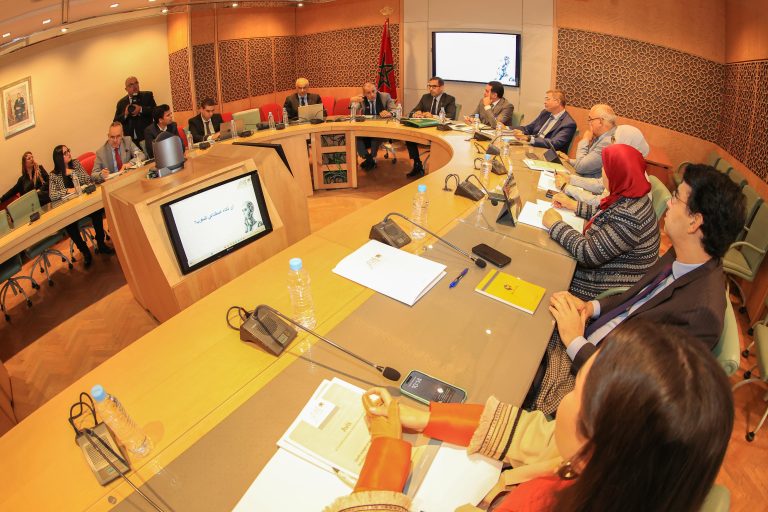 Photo de la réunion du CESE avec le Groupe de travail thématique temporaire sur "l'intelligence artificielle" à la Chambre des représentant le 3 décembre 2024