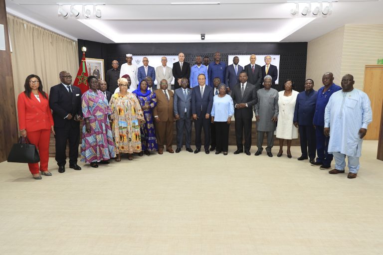 Photo de groupe du Président et SG du CESE du Maroc avec une délégation du Parlement de la CEMAC
