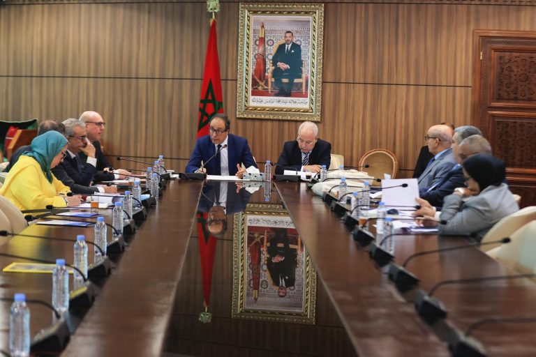 M. Abdelkader Amara présente le projet de budget du Conseil économique, social et environnemental au titre de l’année 2026 à la Chambre des conseillers