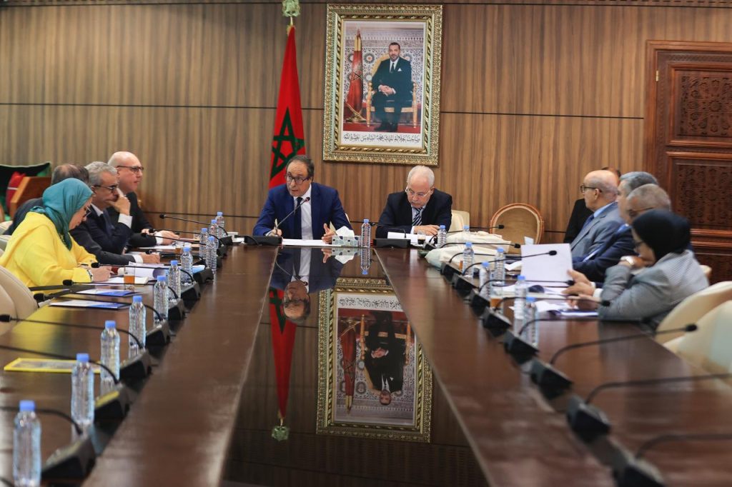 M. Abdelkader Amara présente le projet de budget du Conseil économique, social et environnemental au titre de l’année 2026 à la Chambre des conseillers